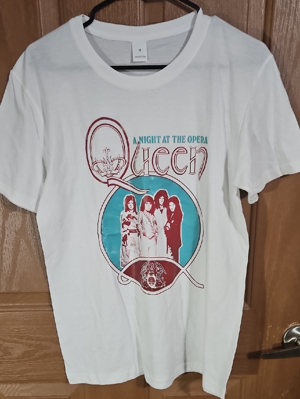Que 'A Night at the Opera' White Logo Tee